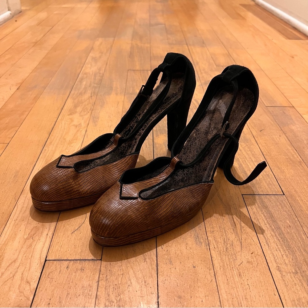 BOGO Elisa Ferrari black and brown t strap heels